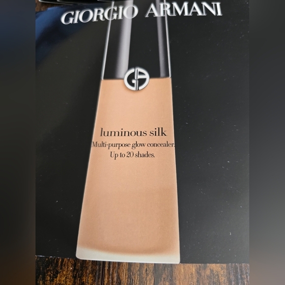 NIP! Giorgio Armani, Luminous Silk Glow Concealer/Flawless Foundation Samples - Picture 2 of 5